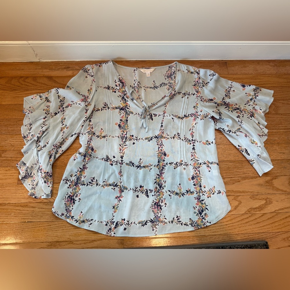 LC Lauren Conrad Blouse Womens small light blue floral Flutter sleeve Womens Top